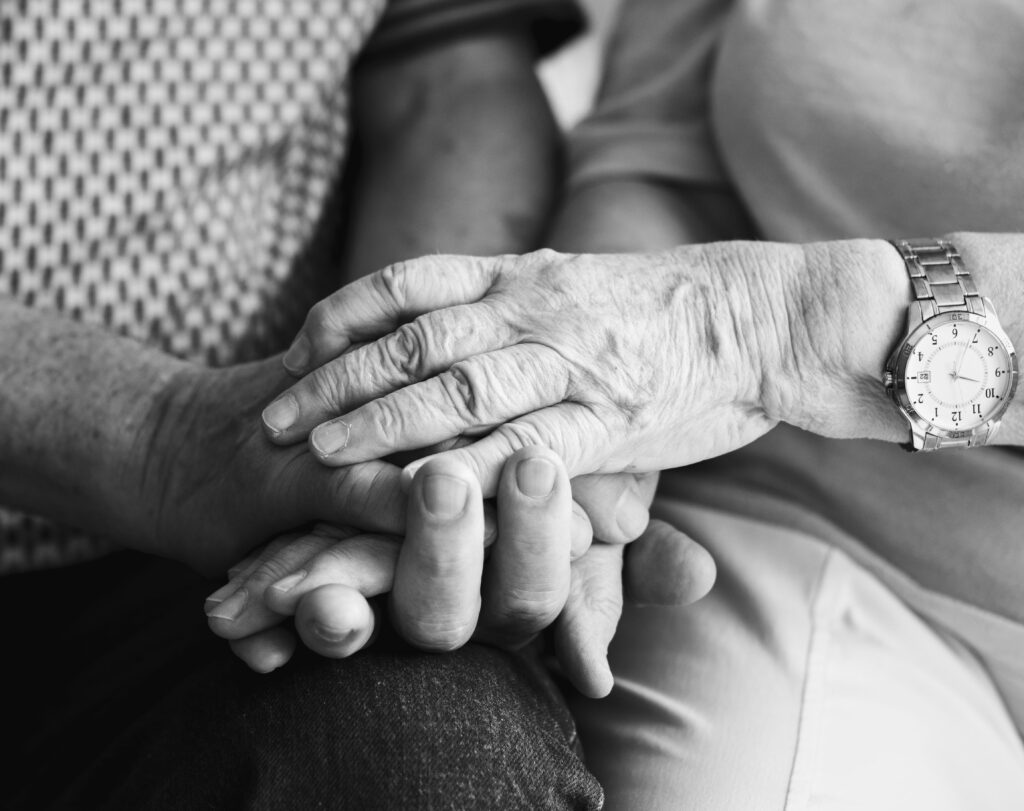 Senior:innen halten Hände