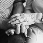 Senior:innen halten Hände
